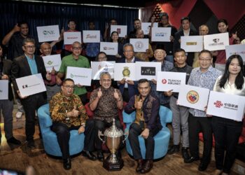 MUSA Yusof (tengah) bergambar kenangan bersama rakan strategik selepas prapelancaran Malaysia Truly Asia Tourism Golf Challenge 2023 di Putrajaya. - UTUSAN/FAIZ ALIF ZUBIR