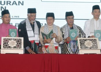 AHMAD Maslan ketika melancarkan edisi khas al-Quran Mushaf Palestin  Kompleks Nasyrul Quran Putrajaya. - UTUSAN/FAISOL MUSTAFA
