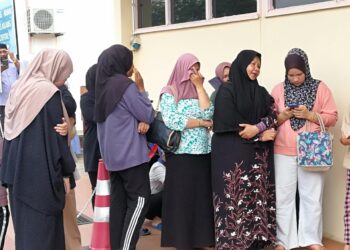 AZURA Jaafar (kanan) bersama ibunya. Radhiah Mohd. Kasim ketika menunggu proses bedah siasat jenazah adiknya, Muhammad Shah Run Nizam di Unit Forensik Hospital Dungun, hari ini. - UTUSAN/NIK NUR IZZATUL HAZWANI NIK ADNAN