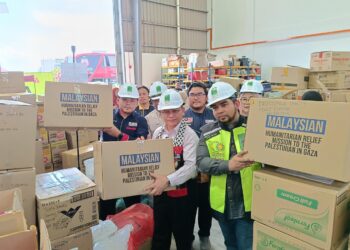 MOHD. NA’IM Mokhtar ketika meninjau kerja-kerja pembungkusan bantuan di gudang Mapim di Sepang, Selangor. - UTUSAN/AMREE AHMAD