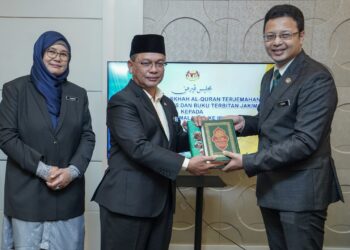 MOHD. Na'im Mokhtar menyerahkan sumbangan naskah al-Quran kepada Duta Besar Malaysia ke Ireland, Wan Aznainizam Yusri Wan Abdul Rashid di Kompleks Islam Putrajaya. - UTUSAN/FAISOL MUSTAFA