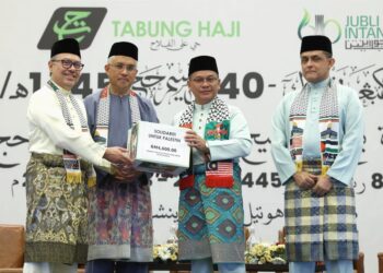 MOHD. Na'im Mokhtar menerima sumbangan solidariti Palestin pada Majlis Penutupan Muzakarah Haji Peringkat Kebangsaan Ke-40 di Sepang, Selangor. - UTUSAN/FAIZ ALIF ZUBIR