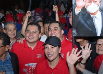 TIGA anak Najib bersama penyokong dalam program 'Demi Najib, We Stand by You' di Kuala Lumpur. - FOTO TEAM NAJIB RAZAK