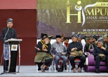 SHAMSUL Anuar Nasarah berucap pada Himpunan Anak-anak Gayong Serantau dan Se-Malaysia Edisi Ke-2 di Ipoh hari ini. - UTUSAN/MUHAMAD NAZREEN SYAH MUSTHAFA