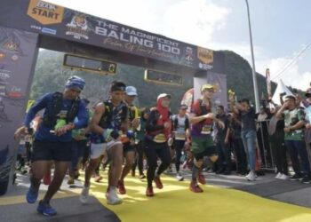 PESERTA larian denai memulakan larian mereka ketika majlis pelepasan peserta acara larian ultra denai The Magnificent Baling 100 di Pekan Baling, semalam. – UTUSAN/NORLIA RAMLI