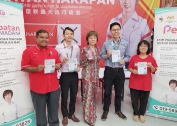 NICOLE Tan Lee Koon (tengah) bergambar bersama Dr. Ng Ming Lee (dua dari kiri) dan Dr. Kam San Dhit (dua dari kanan) selepas sidang akhbar mengenai Skim Perubatan Madani di Pusat Khidmat Dewan Undangan Negeri (DUN) Bukit Kepayang di Seremban hari ini.-UTUSAN/NAZARUDIN SHAHARI.