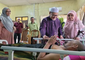 MOHD. Amar Nik Abdullah (dua kanan) bersama isteri berbual mesra dengan salah seorang pesakit yang diziarahi di DUN Panchor, Kota Bharu, Kelantan hari ini. UTUSAN/MUSTAQIM MOHAMED