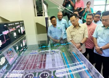 NIK Nazmi Nik Ahmad melihat model skala Loji Rawatan Kumbahan Serantau (RSTP) Papan 2, di Pusing, Batu Gajah hari ini. UTUSAN/LIYANA RAMLI