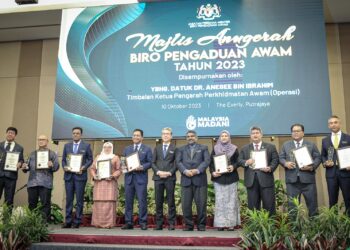 ANESEE Ibrahim (enam, kanan) bergambar bersama penerima Anugerah Biro Pengaduan Awam pada Majlis Seminar Pengurusan Aduan Awam dan Majlis Anugerah Biro Pengaduan Awam 2023 di Putrajaya. - UTUSAN/FAIZ ALIF ZUBIR