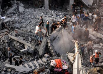 PENDUDUK mencari mayat dan mangsa terselamat di bawah runtuhan bangunan yang musnah akibat serangan udara Israel di Khan Yunis, selatan Semenanjung Gaza. - AFP 