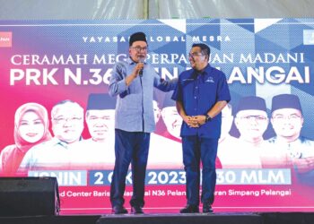 ANWAR Ibrahim turun berkempen di Pelangai kelmarin bagi membantu memastikan kemenangan calon BN, Amizar Abu Adam (kanan). – UTUSAN/FARIZ RUSADIO