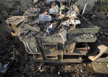 KEADAAN sebuah bangunan kediaman di Khan Yunis, selatan Gaza yang musnah akibat dibedil tentera Israel yang menyaksikan ribuan penduduk kehilangan tempat tinggal dan ketiadaan makanan serta ubat-ubatan. - AFP