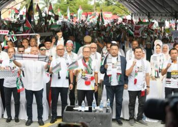 WAN ROSDY Wan Ismail (tengah) dan pimpinan negeri bersama orang ramai yang hadir pada Himpunan Pahang for Palestin di Dataran MBK di Kuantan, Pahang.
