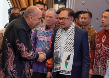 ANWAR Ibrahim bersalaman dengan Duta Palestin ke Malaysia Walid Abu Ali pada Majlis Penyampaian Sumbangan Akaun Amanah Kemanusiaan Rakyat Palestin di Kompleks Seri Perdana Putrajaya. - UTUSAN/FAISOL MUSTAFA