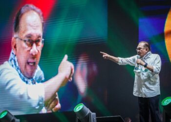 ANWAR Ibrahim menyampaikan ucapan dalam Himpunan Malaysia Bersama Palestin yang berlansung di Axiata Arena, Bukit Jalil., semalam - UTUSAN/MUHAMAD IQBAL ROSLI