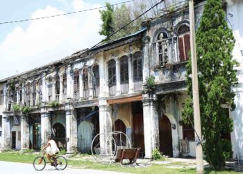 KEADAAN bangunan lama di pekan Papan  di Batu Gajah yang dimamah usia menjadi tarikan pelancong. 
– UTUSAN/MUHAMAD NAZREEN SYAH MUSTHAFA
