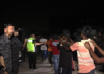 ANTARA pendatang asing tanpa izin yang ditahan dalam Op Sapu di kawasan penempatan haram sekitar Gelang Patah, Iskandar Puteri, Johor, semalam.