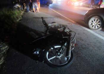 KEADAAN motosikal ditunggangi Muhamad Haziq Akif Zulkifli selepas dirempuh pacuan empat roda di Kilometer 11, Jalan Chukai-Air Putih, berdekatan Sungai Pinang, Kemaman, malam tadi.
