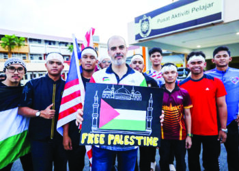 EMAD Saleem (tengah) tidak ketinggalan menyertai Himpunan Solidariti Pertahan Palestin di UniSZA, Kuala Nerus, kelmarin.