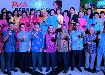 RAZALI Idris (tengah) bersama sebahagian komuniti Cina Peranakan Terengganu sempena majlis perasmian Pesta Cina Peranakan Terengganu 2023 di Kuala Terengganu, semalam. - UTUSAN/KAMALIZA KAMARUDDIN