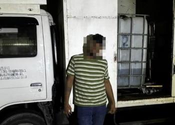PEMANDU lori yang ditahan selepas menyeludup diesel di Hentian Rehat dan Rawat di Lebuh Raya Shah Alam, Kinrara, Rabu lalu.