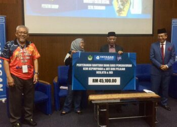 TENGKU Mahmud Mansor (dua dari kanan) menerima replika cek daripada wakil Yayasan Bank Rakyat pada majlis perasmian Kursus Kepimpinan dan Jati Pelajar Kolej Universiti Bestari (UCB) di Kampus UCB Setiu, hari ini. - UTUSAN/TENGKU DANISH BAHRI TENGKU YUSOFF