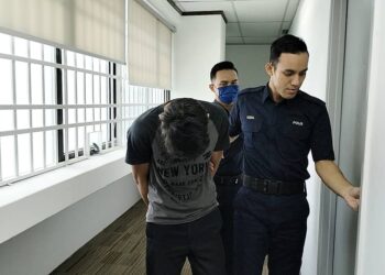 PENGAWAL keselamatan, Azrul Faiz mengaku tidak bersalah di Mahkamah Majistret Ipoh hari ini atas pertuduhan memiliki sebilah pisau ketika perlawanan separuh akhir pertama Piala Malaysia antara Perak FC dan Johor Darul Ta'zim (JDT) di Stadium Perak, Khamis lalu. - UTUSAN/ASLIZA MUSA