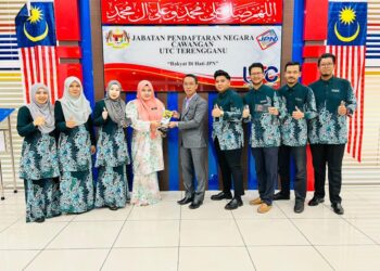 MOHAMAD Nasir Kareem (lima dari kanan) menyerahkan alat rakaman cap jari CIJ 1Shot kepada pegawai pendaftaran cawangan JPN Terengganu di Kuala Terengganu, hari ini. - UTUSAN/KAMALIZA KAMARUDDIN