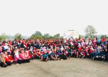 PELAJAR pendidikan khas bergambar beramai-ramai sempena pertandingan petanque di Taman Impian Emas, Johor Bahru.