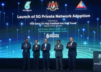 FADILLAH Yusof merasmikan Rangkaian 5G Komersial Pertama di Malaysia dan turut hadir Menteri Komunikasi dan Digital, Fahmi Fadzil dan Naib Presiden Kanan Project Delivery & Technology Petronas, Datuk Bacho Pilong (dua dari kanan) di Pusat Konvensyen Kuala Lumpur hari ini. - UTUSAN/SHIDDIEQIIN ZON