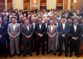 MOHAMED Khaled Nordin (depan, tengah) bersama warga Kementerian Pendidikan Tinggi (KPT) dalam majlis perutusan tahun baharu, Januari lalu. – UTUSAN/FAISOL MUSTAFA
