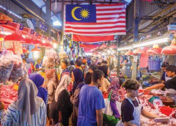 DENGAN harga barangan makanan kian meningkat, bantuan diterima menerusi Belanjawan 2024  dapat dibelanjakan sebaiknya. – UTUSAN/SHIDDIEQIIN ZON