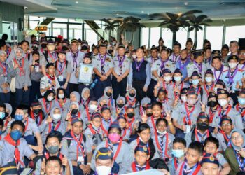 PEMANGKU Ketua Pengakap Negara, Profesor Datuk Dr. Mohd. Zin Bidin (berdiri, tengah) hadir di JOTA-JOTI 2022 di Pulau Pinang. – IHSAN PENULIS