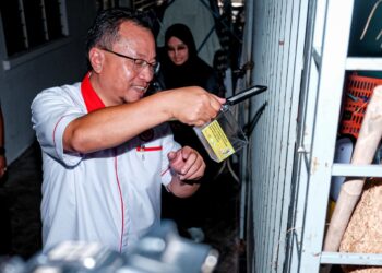 RUSDI Abd. Rahman melepaskan nyamuk berwolbachia di koridor pangsapuri pada Majlis Perasmian Pelepasan Nyamuk Aedes Dewasa Berwolbachia di Pangsapuri Taman Tasik Utama, Ayer Keroh, Melaka. - UTUSAN/SYAFEEQ AHMAD