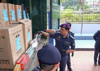 SAZALI Mohamad (tengah) menunjukkan rokok seludup yang dirampas dalam sidang akhbar di Wisma Kastam Melaka, Ayer Keroh, Melaka. - UTUSAN/SYAFEEQ AHMAD