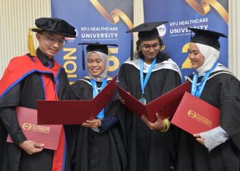 Empat Graduan Cemerlang Konvokesyen KPJU ke 25dari Kiri Dr Tan Wei How, Tania Aal Mohd Haris, Nurul Ilham Abdul Talib dan Deviga A/P Kaliyappan