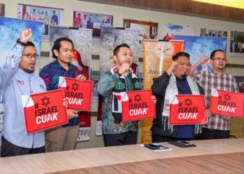 MOHD. HAKIM Mohd. Noor (dua dari kanan) dan Mohd. Ridhwan Mohd. Ali (tengah) dalam sidang akhbar khas di Bilik Mesyuarat DMDI, Kota Cemerlang, Ayer Keroh, Melaka. - UTUSAN/SYAFEEQ AHMAD