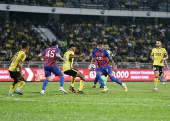 PEMAIN JDT, Bergson Gustavo (kanan) melakukan percubaan ke arah pintu gol Perak FC pada aksi separuh akhir pertama Piala Malaysia di Stadium Perak, Ipoh. - UTUSAN/MUHAMAD NAZREEN SYAH MUSTHAFA