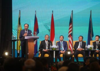 ANWAR Ibrahim berucap pada Persidangan Pertubuhan Undang-Undang ASEAN di Hotel Shang-Ri La, Kuala Lumpur, hari ini. - UTUSAN/SHIDDIEQIIN ZON