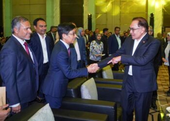 ANWAR Ibrahim beramah mesra dengan orang ramai ketika hadir ke Majlis Pelancaran Unit Tambahan Amanah Hartanah Bumiputera (AHB), di Connexion Conference & Event Centre, di sini hari ini. -UTUSAN/SHIDDIEQIIN ZON