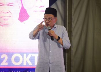 ANWAR Ibrahim ketika berucap pada Ceramah Mega Perpaduan Madani PRK N.36 DUN Pelangai di Simpang Pelangai di Bentong, Pahang. - FOTO/SHAIKH AHMAD RAZIF