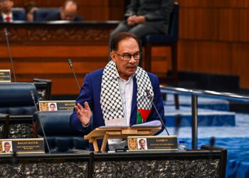 PERDANA Menteri, Datuk Seri Anwar Ibrahim ketika menjelaskan usaha dan tindakan yang diambil oleh kerajaan dalam membantu rakyat Palestin di Dewan Rakyat, semalam.  – JABATAN PENERANGAN