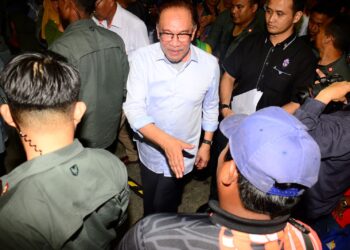 ANWAR Ibrahim (tengah) hadir pada Karnival Segalanya Felda di Dataran Niaga Felda Chemomoi, Pelangai di Bentong, Pahang. - FOTO/SHAIKH AHMAD RAZIF