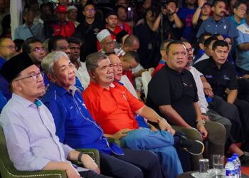 ANWAR Ibrahim (kiri) hadir pada program Ceramah Mega Perpaduan Madani PRK N.36 DUN Pelangai di Simpang Pelangai di Bentong, Pahang. - FOTO/SHAIKH AHMAD RAZIF