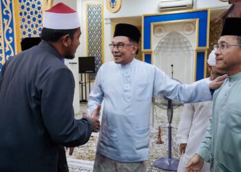 ANWAR Ibrahim bersalaman dengan orang ramai selepas menunaikan solat jumaat di Masjid Al-Ilmi Dengkil. - UTUSAN/FAISOL MUSTAFA