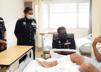 KETUA Polis Selangor, Datuk Hussien Omar Khan (kanan) ketika melawat Inspektor Mohammad Azrin Yazid yang cedera ketika melakukan operasi menangkap suspek kes dadah di Klang, kelmarin. - IHSAN POLIS