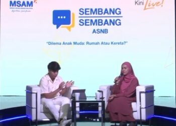 NAFISAH Amran (kanan) bersama pengacara, Zhiddin Aziz pada program Sembang-Sembang ASNB bertajuk Dilema Anak Muda: Rumah atau Kereta sempena MSAM 2023 yang berlangsung di Setia Fontaines, Bertam, Pulau Pinang, semalam.