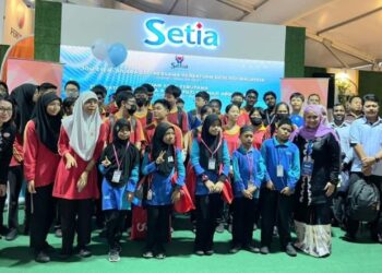 SEBAHAGIAN pelajar sekolah yang menyertai program Jom STEM: Bicara Geo Bersama Persatuan Geologi Malaysia sempena MSAM di Setia Fontaines, Bertam, Kepala Batas, Pulau Pinang, semalam.