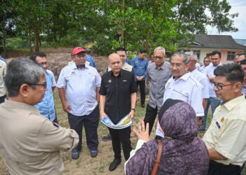 ARMIZAN Mohd. Ali (tengah) diberi taklimat mengenai tapak PPKB di SK Banggol Peradong, Kuala Terengganu, hari ini. - UTUSAN/PUQTRA HAIRRY ROSLI
