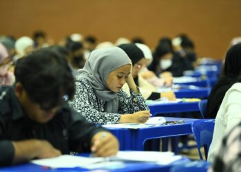 WAKTU di universiti ialah peluang untuk belajar pelbagai perkara yang diminati selain subjek utama yang mesti diselesaikan. – GAMBAR HIASAN/IZLIZAN OTHMAN